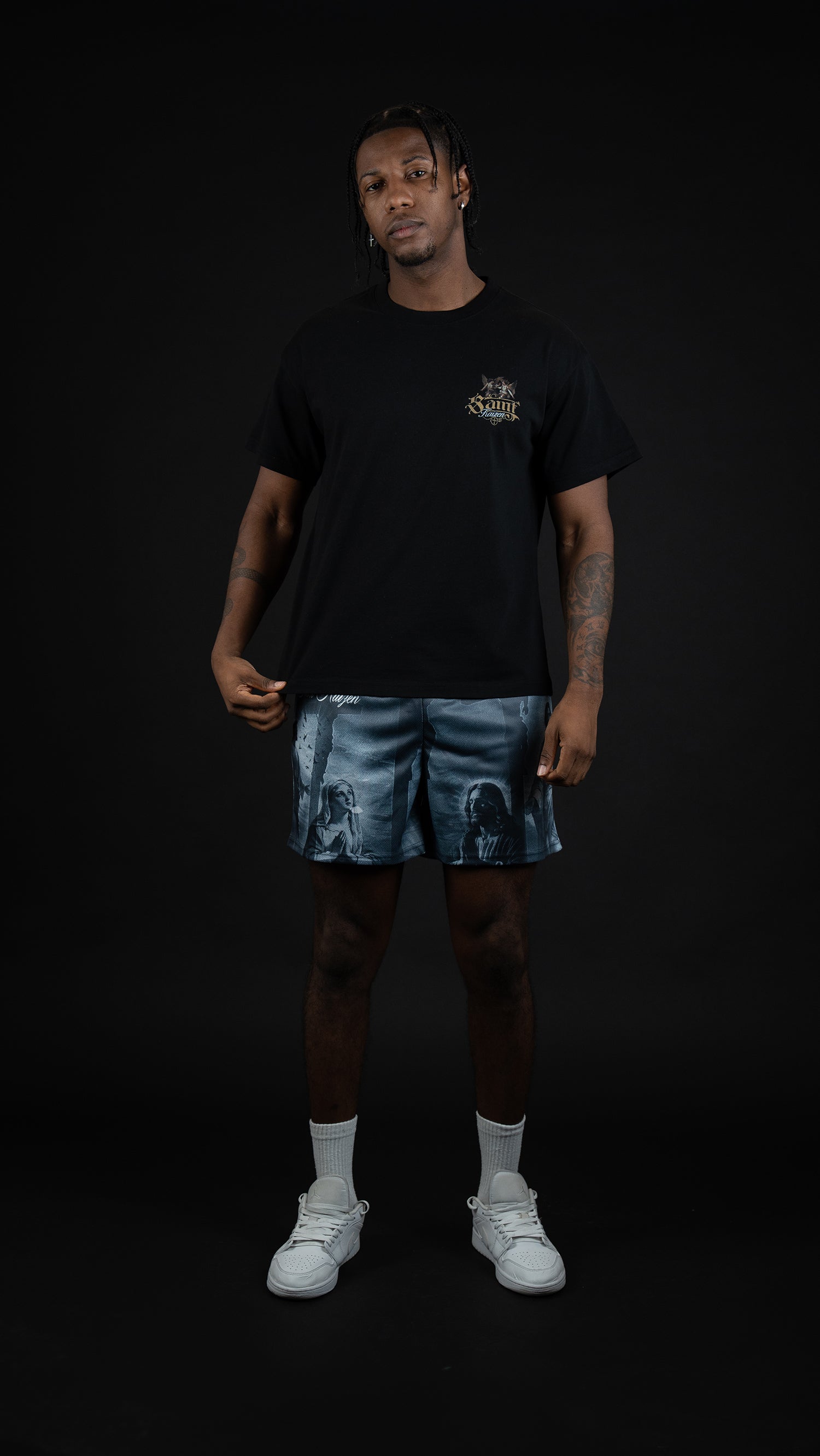 Saint Kaizen Christian gym wear shirt. Features the bold Pierce The Darkness T-Shirt - Black spiritual design. Oversize fit made from premium 220gr cotton.